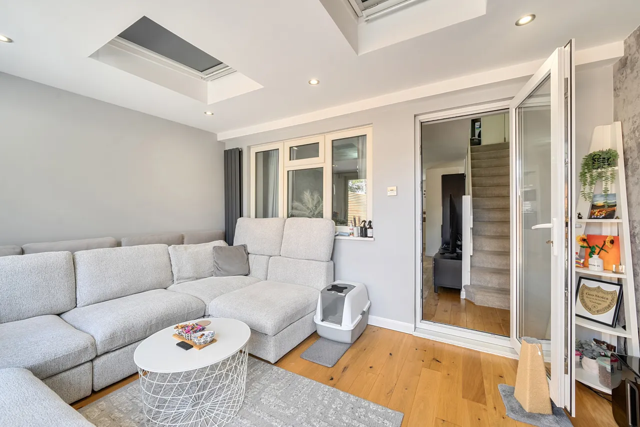 Immaculately presented family home in prime Hillingdon!, UB10, photo 8