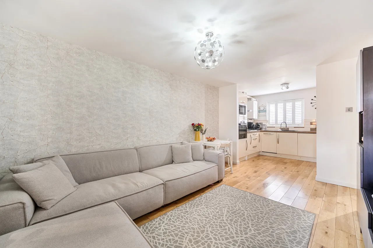 Immaculately presented family home in prime Hillingdon!, UB10, photo 13