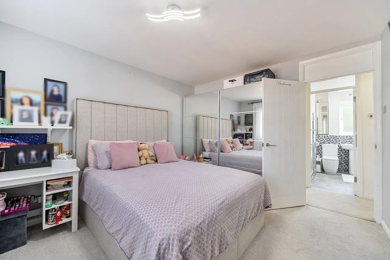 Immaculately presented family home in prime Hillingdon!, UB10, photo 5