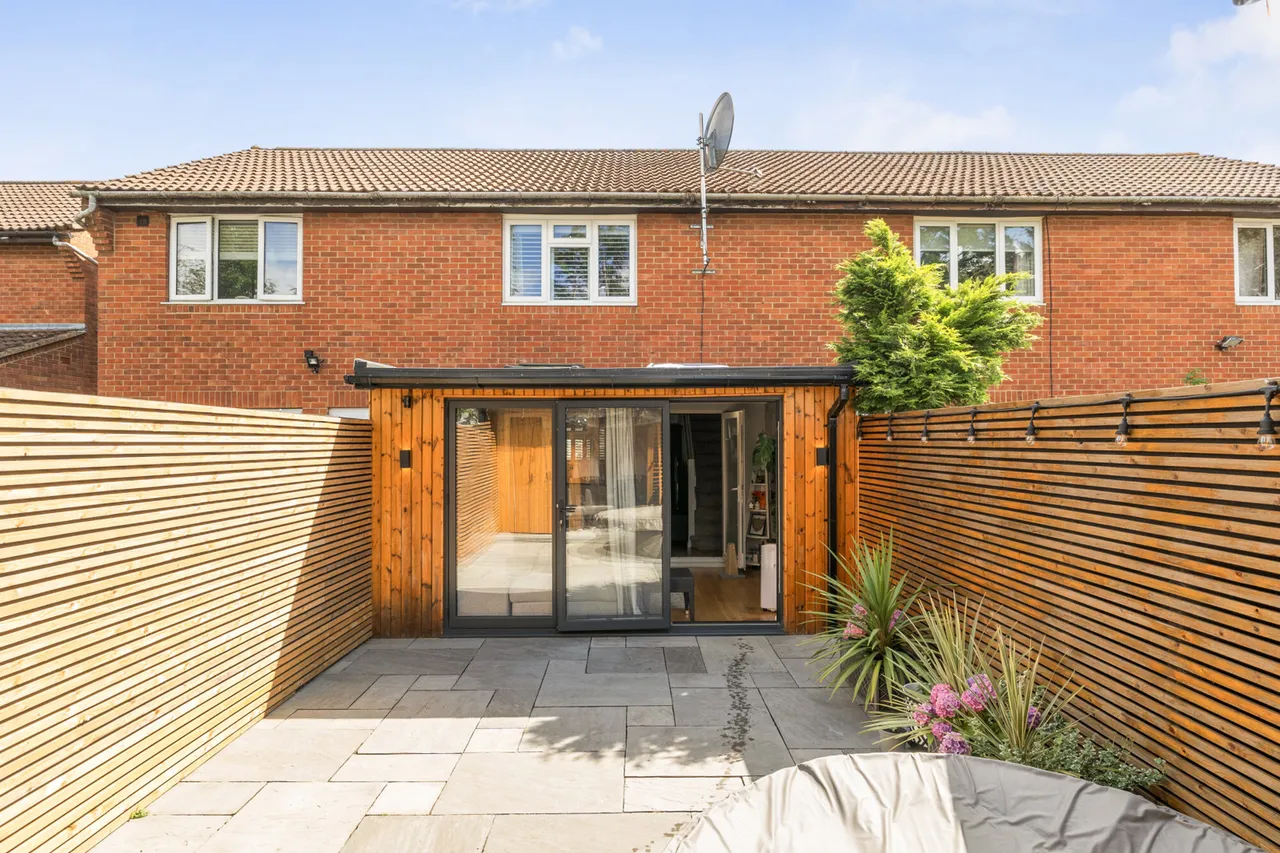 Immaculately presented family home in prime Hillingdon!, UB10, photo 10