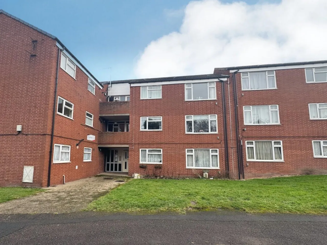 2 bed flat for sale — Meynell Close, Brampton, Chesterfield, S40 3BL