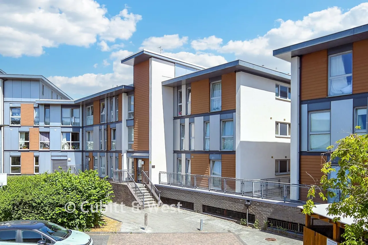 2 bed flat for sale, Commonwealth Drive, Three Bridges, RH10
