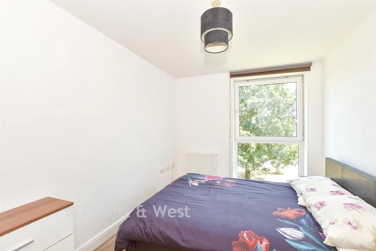 Commonwealth Drive, Three Bridges, RH10, photo 8