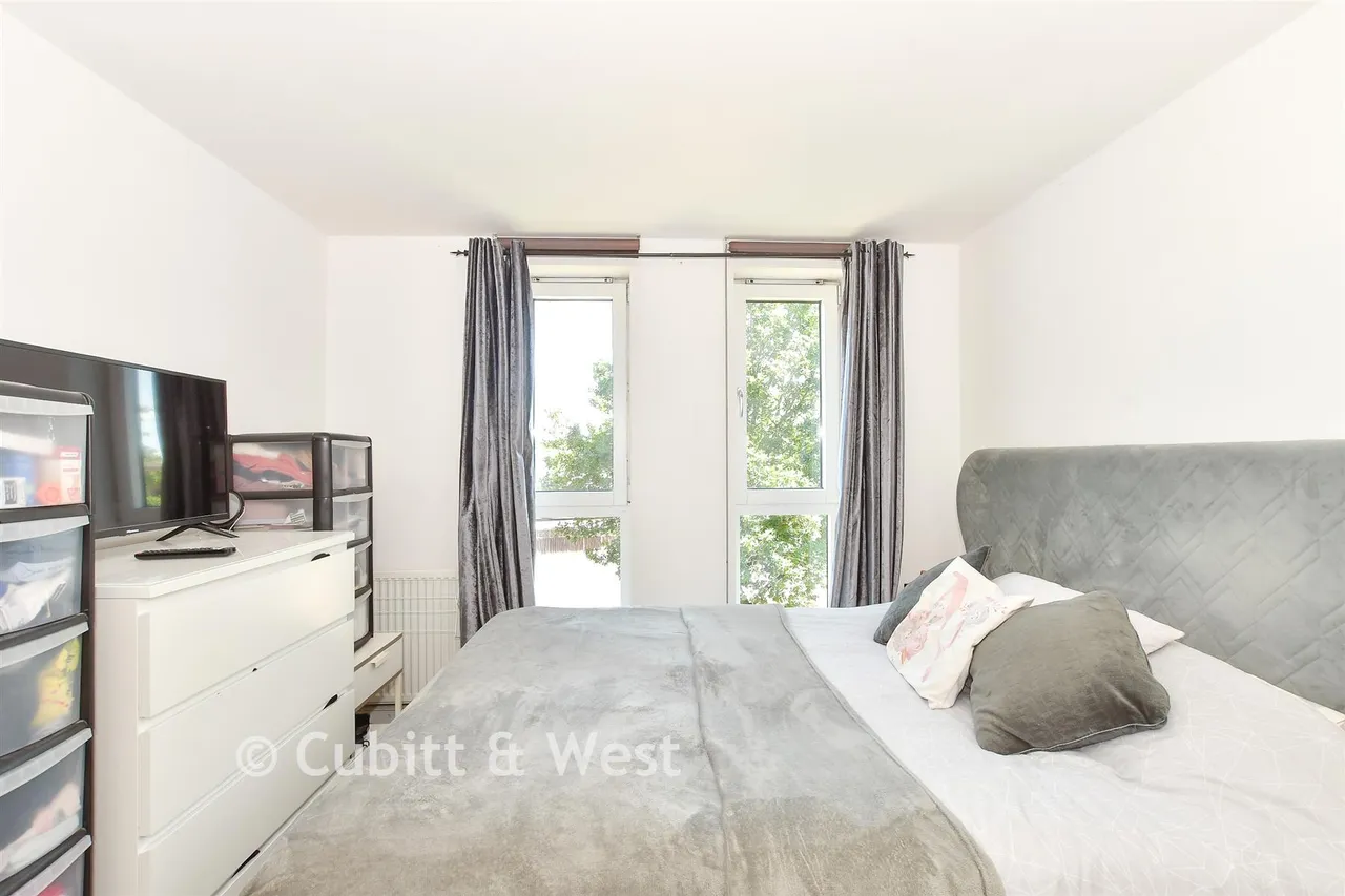 Commonwealth Drive, Three Bridges, RH10, photo 6