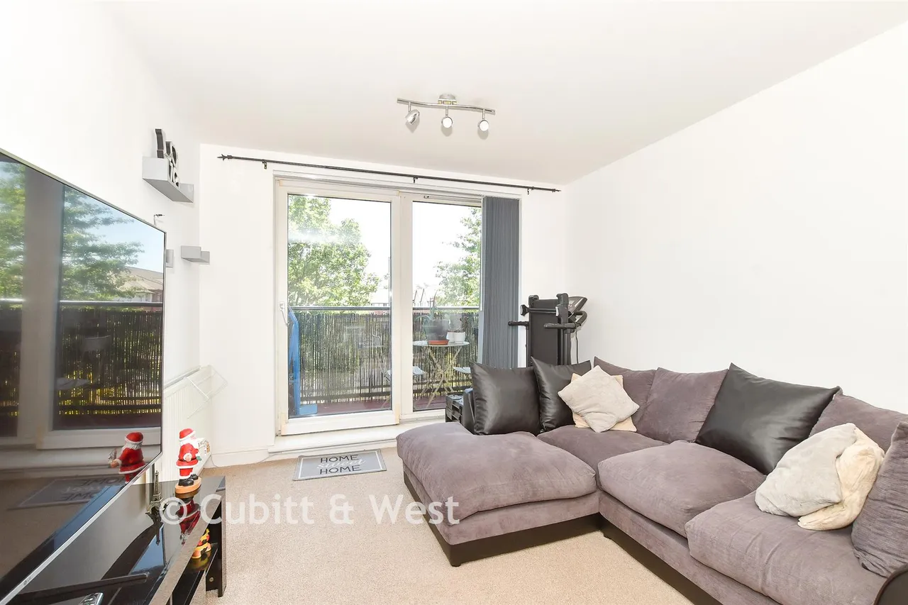Commonwealth Drive, Three Bridges, RH10, photo 11