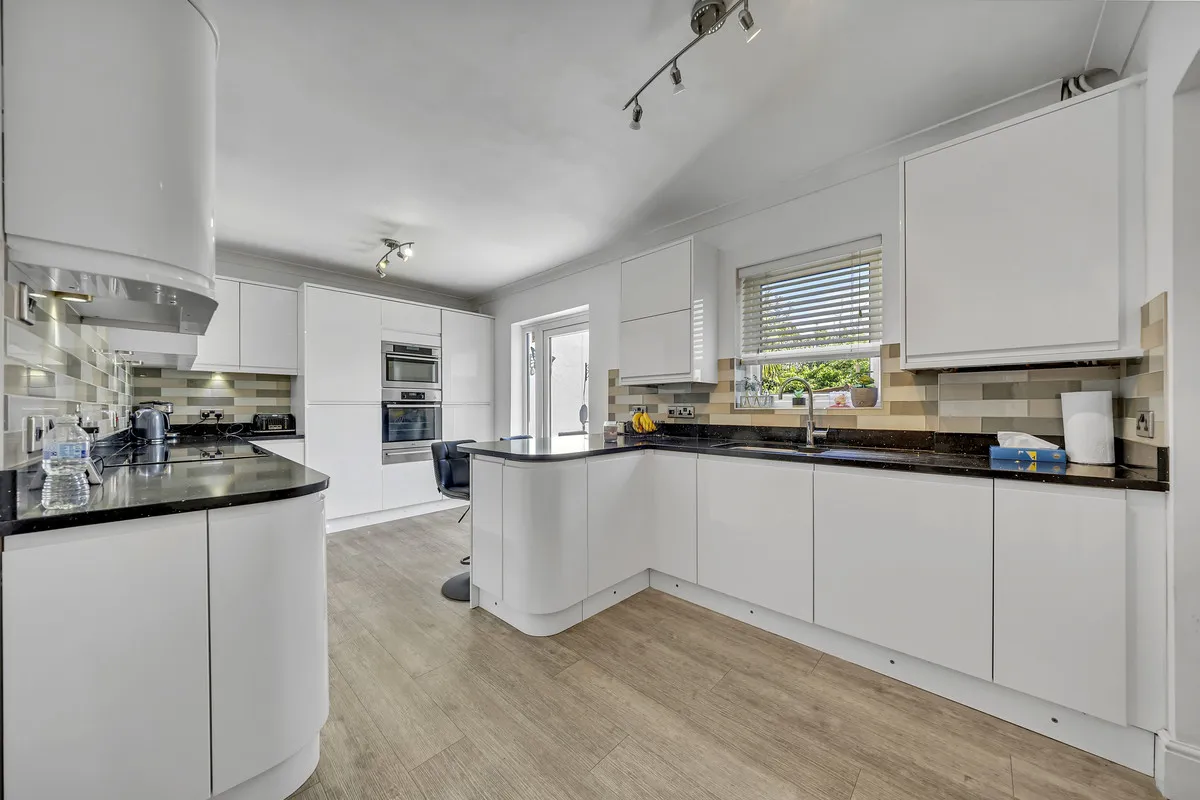 Lawns Way, Collier Row, Romford, RM5 3TD, photo 9