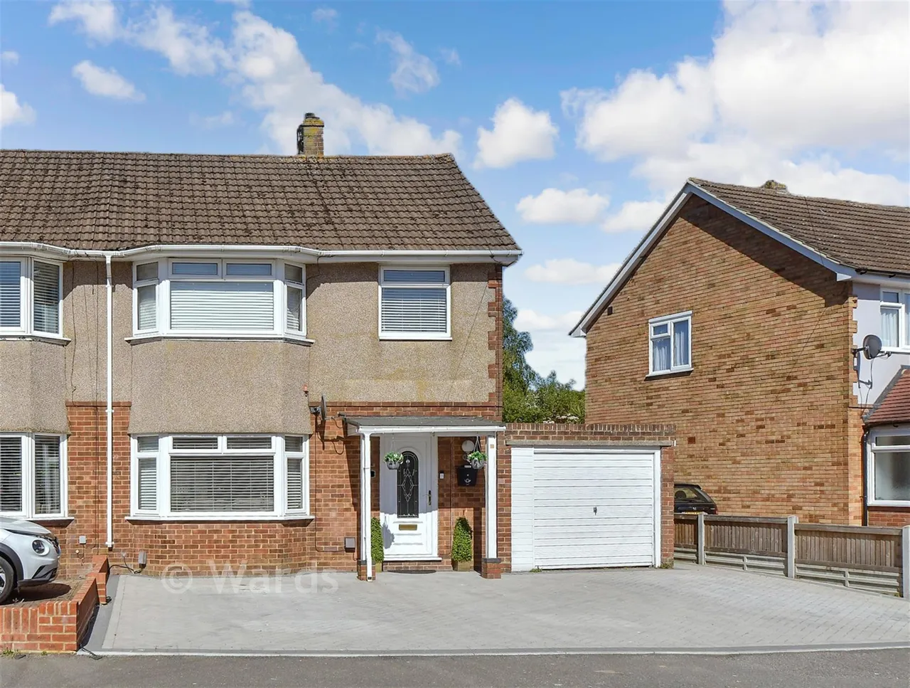 3 bed house for sale, Bybrook Road, Kennington, TN24