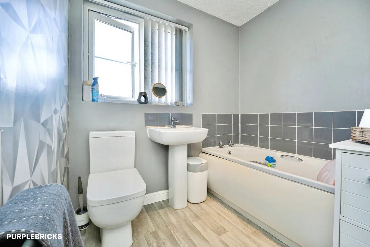 Thornroyd Drive, Bradford, BD4, photo 17