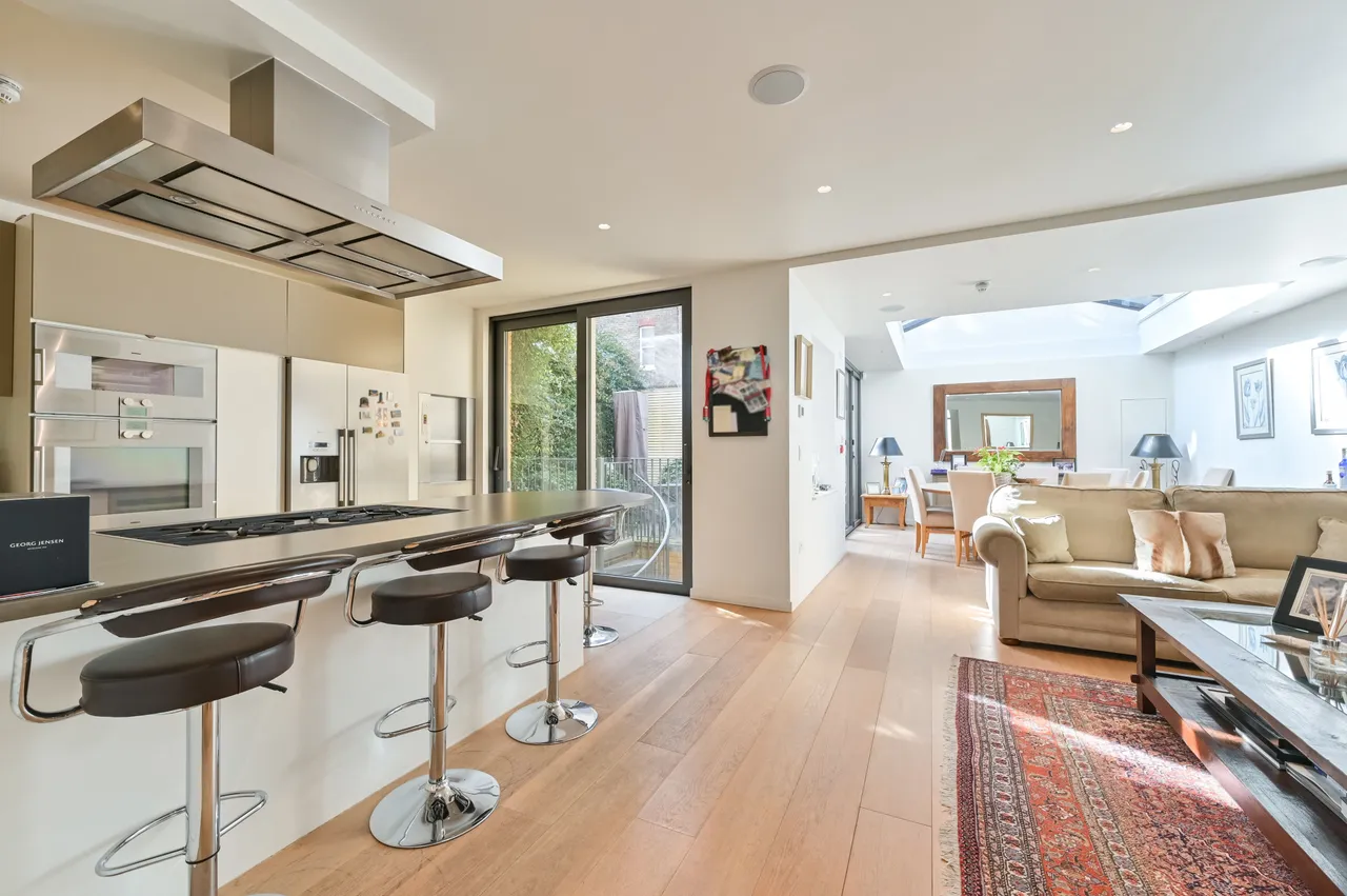 42 Roland Way, London, photo 2