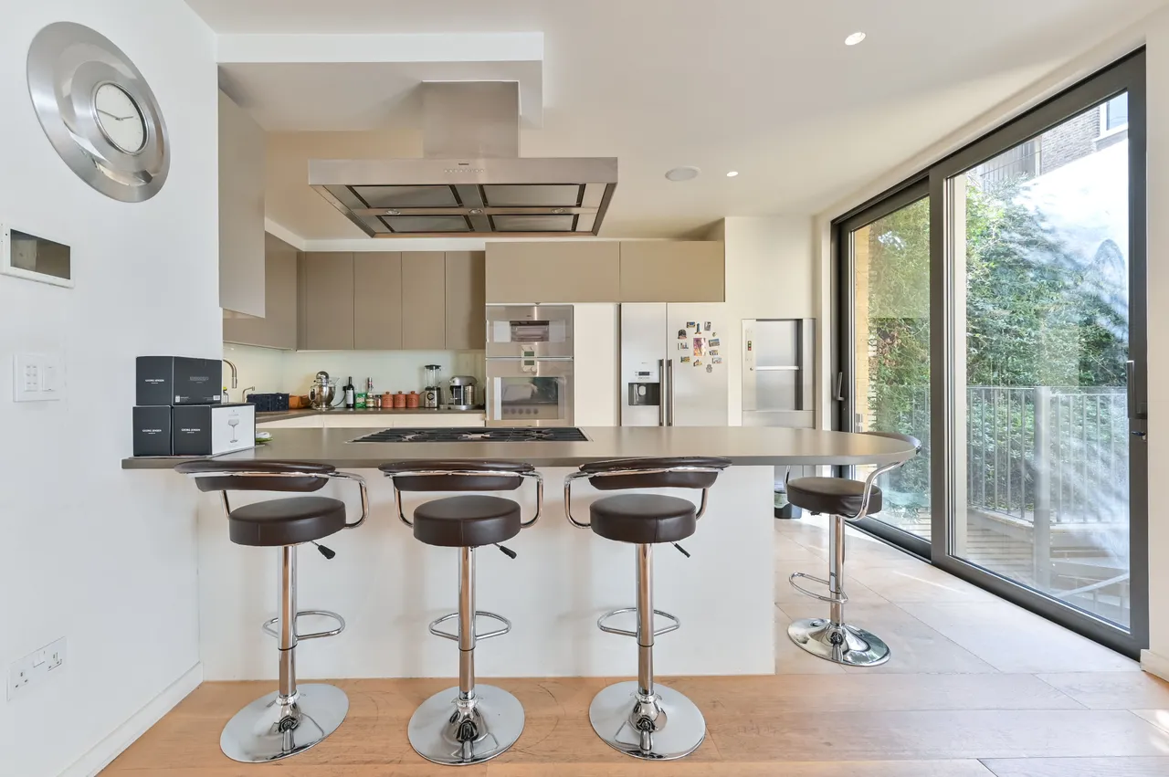 42 Roland Way, London, photo 5