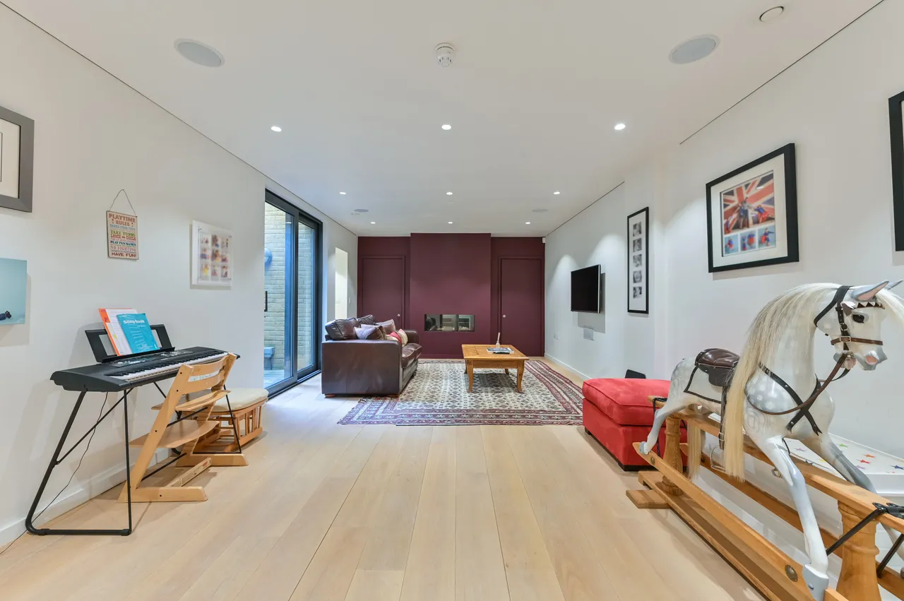 42 Roland Way, London, photo 7