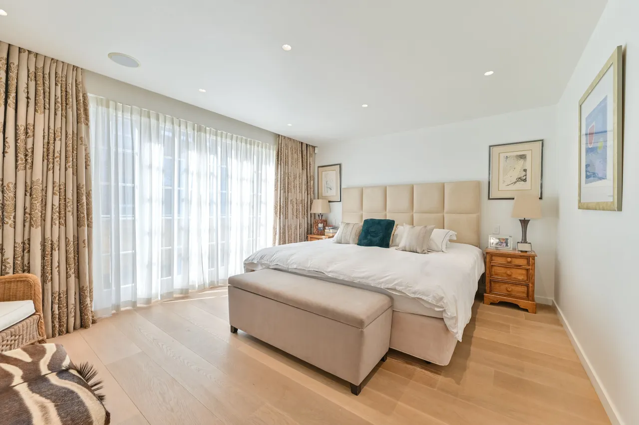 42 Roland Way, London, photo 6