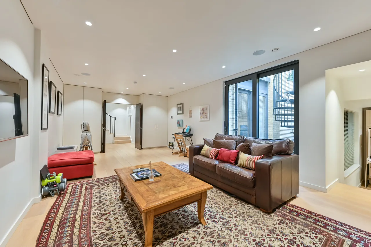 42 Roland Way, London, photo 12