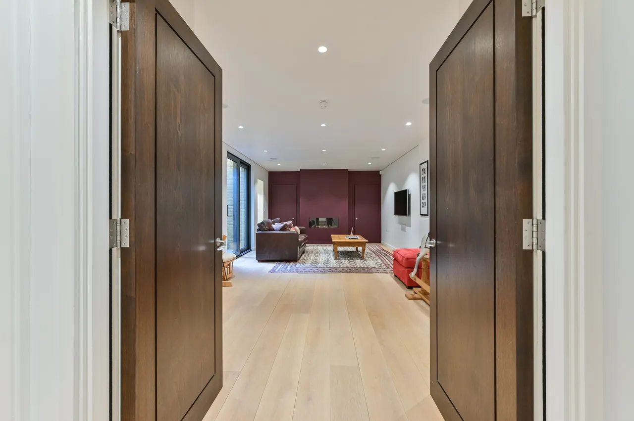 42 Roland Way, London, photo 9