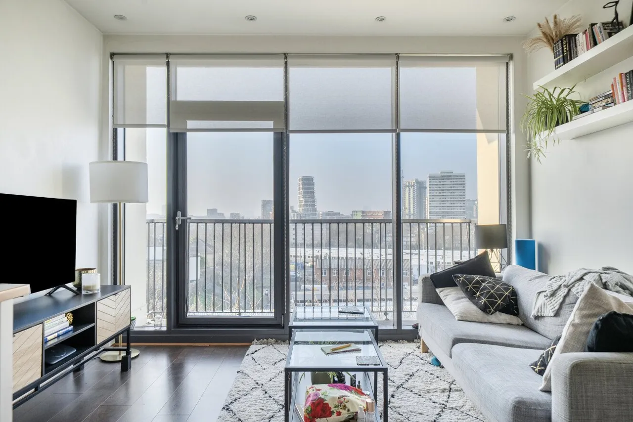 1 bed flat for sale, St. John's Hill, Battersea, SW11