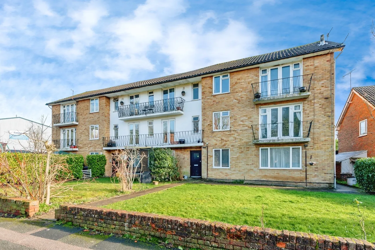2 bed flat for sale — Nutfield Road, Merstham, Redhill