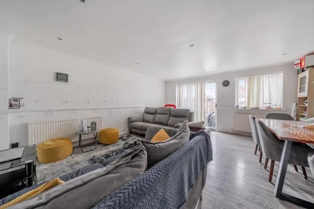 Sandringham Court, Slough, SL1, photo 4
