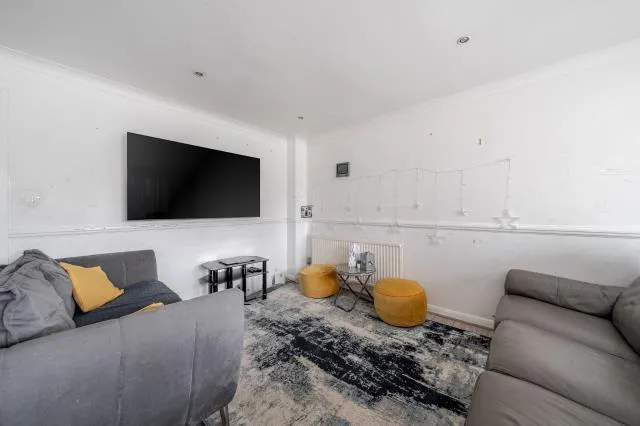 Sandringham Court, Slough, SL1, photo 3