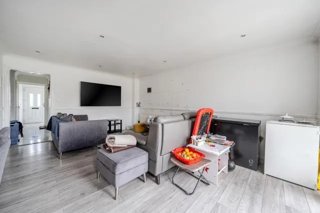 Sandringham Court, Slough, SL1, photo 5
