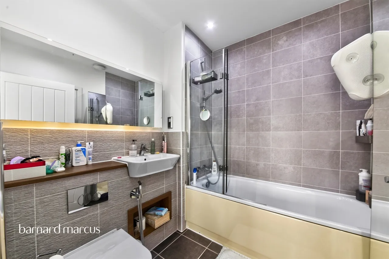 Lovegrove Way, London, N20, photo 17