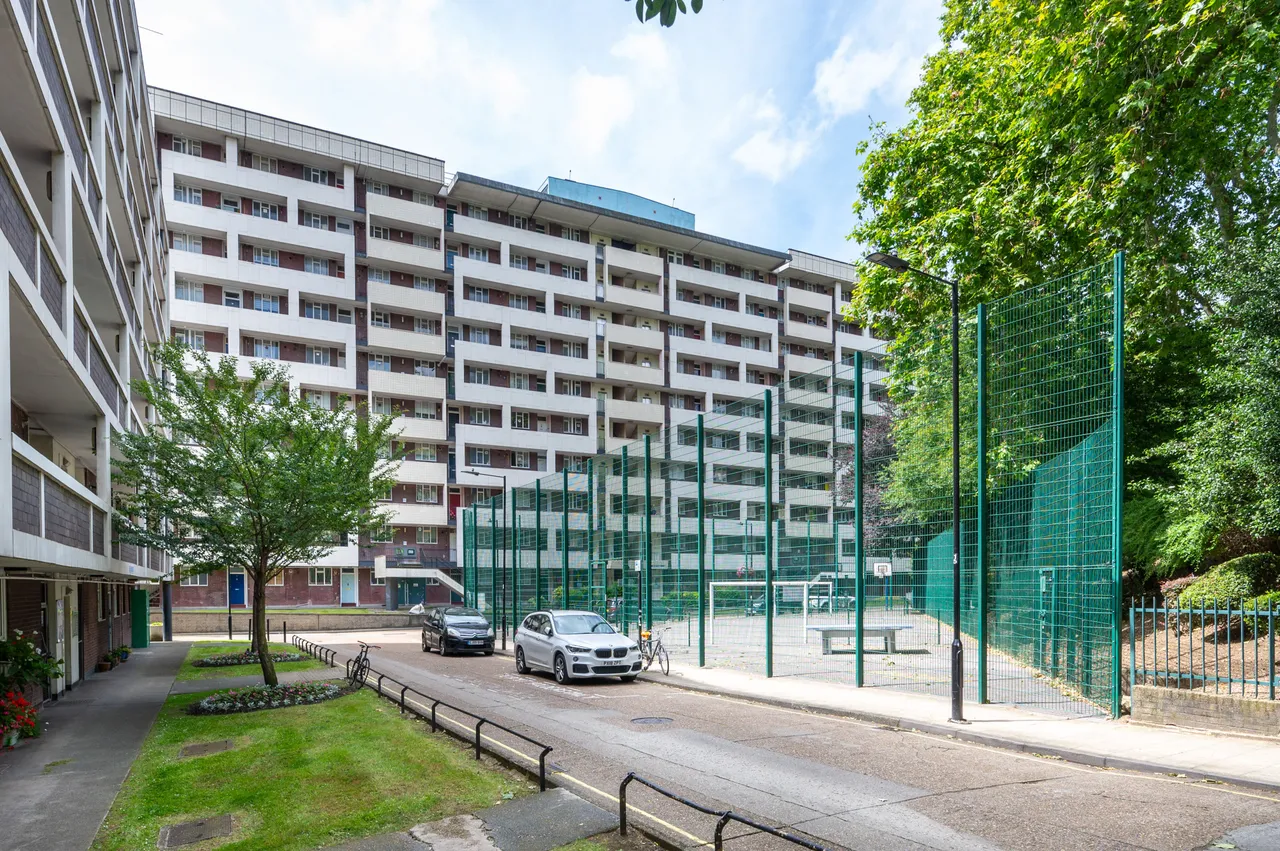 2 bed flat for sale — 77 Exeter House, Hallfield Estate, London