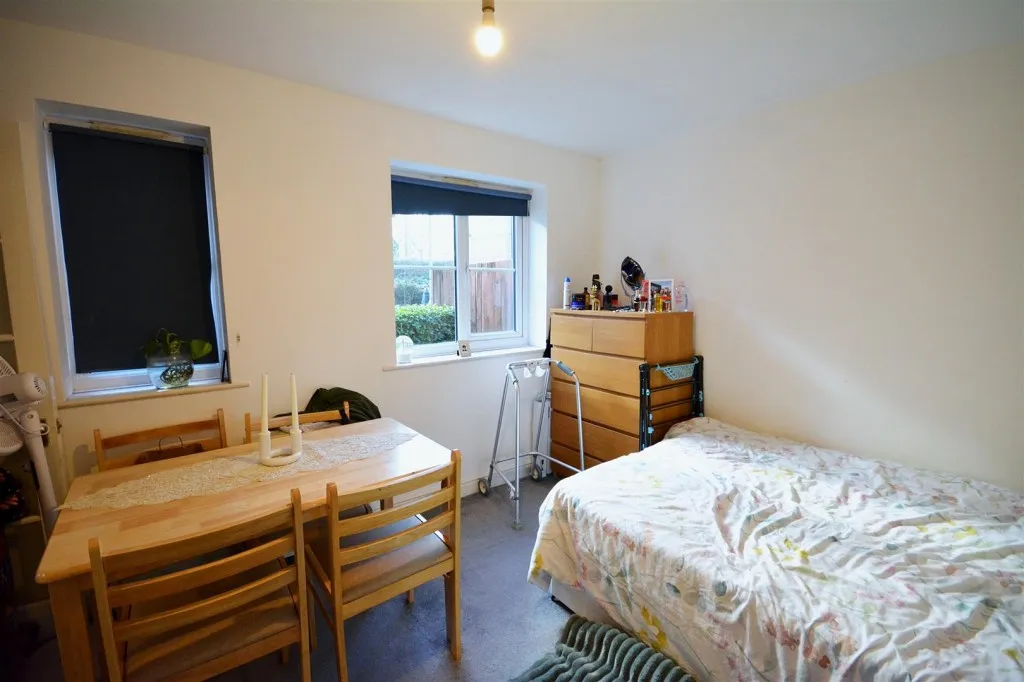 Donald Woods Gardens, Surbiton, KT5, photo 4