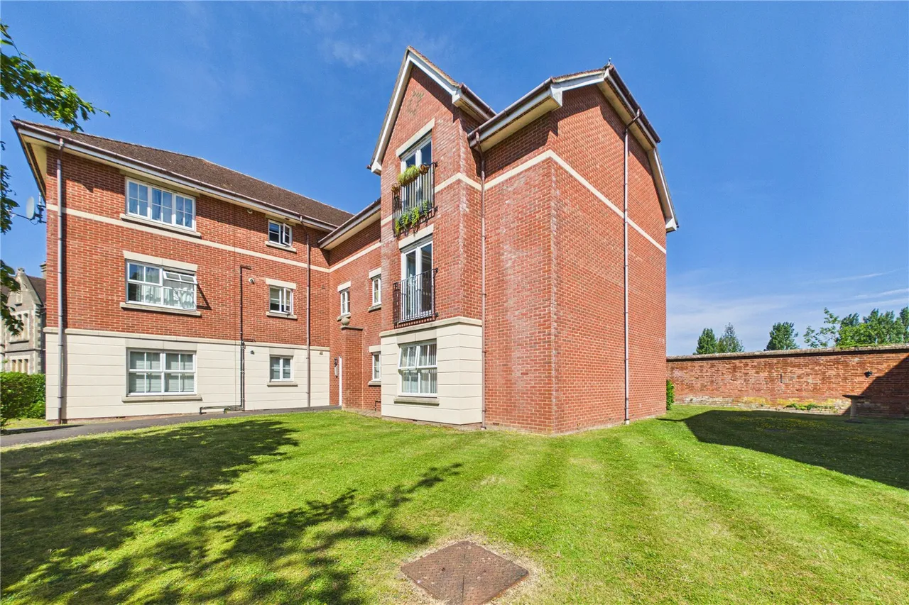 2 bed flat for sale, Sherborne Road, Basingstoke, RG21