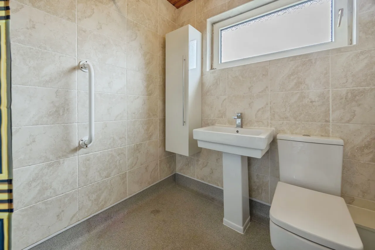 Kenmore Avenue, Livingston, EH54, photo 14
