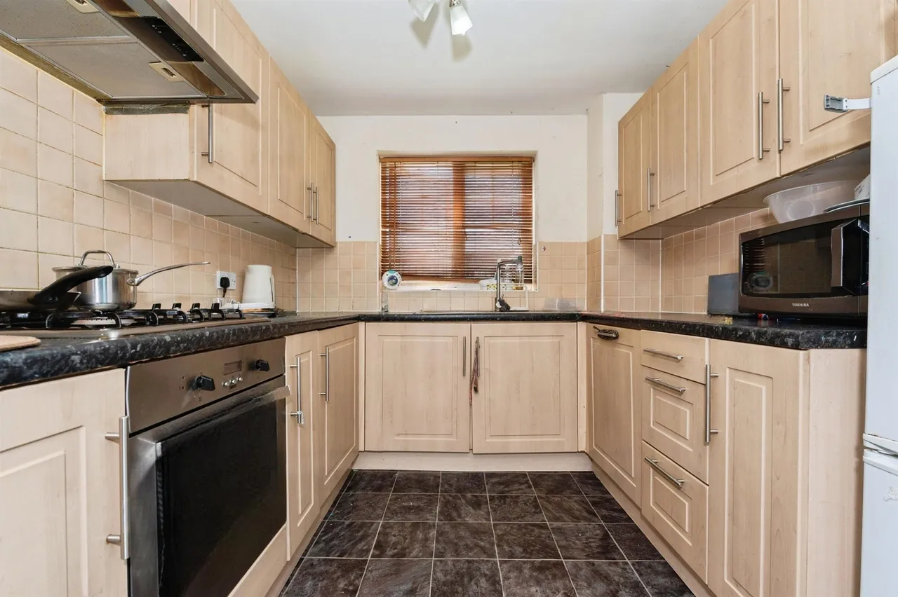 2 bed flat for sale — Caspian Way, Purfleet-On-Thames
