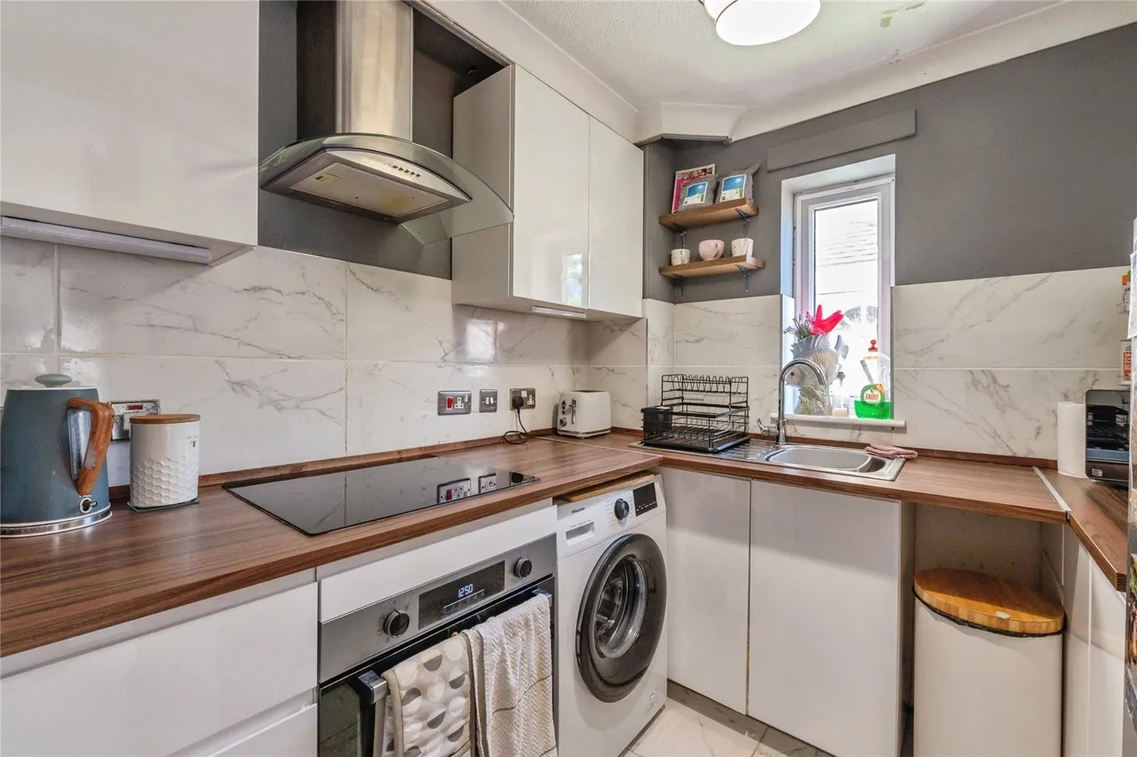Vicarage Square, Grays, Essex, RM17, photo 2