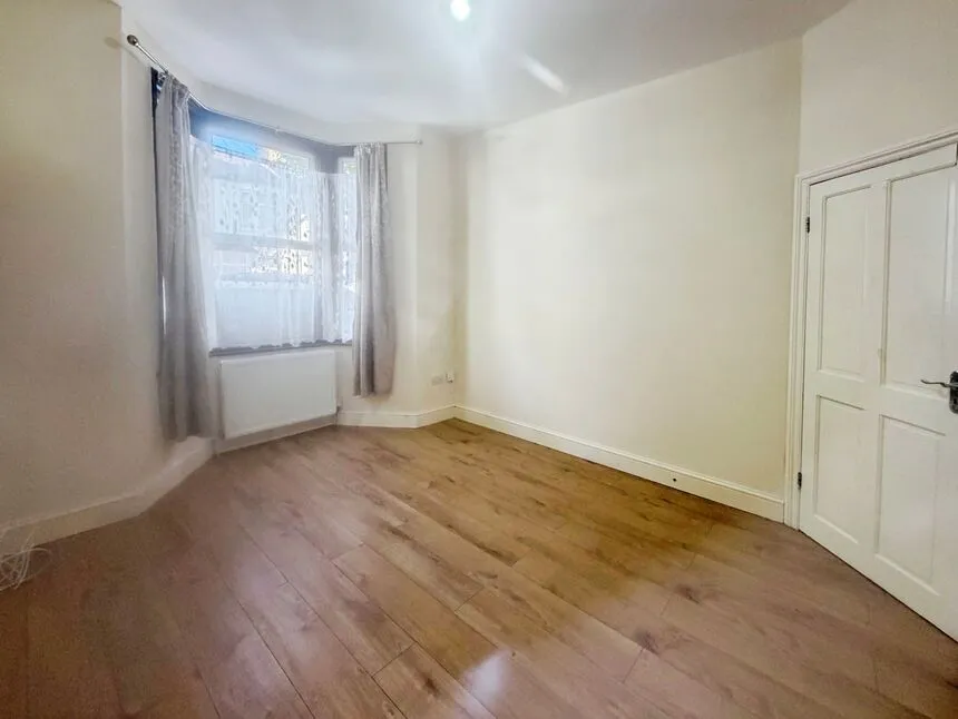 4 bed house to rent, Third Avenue, London, E12