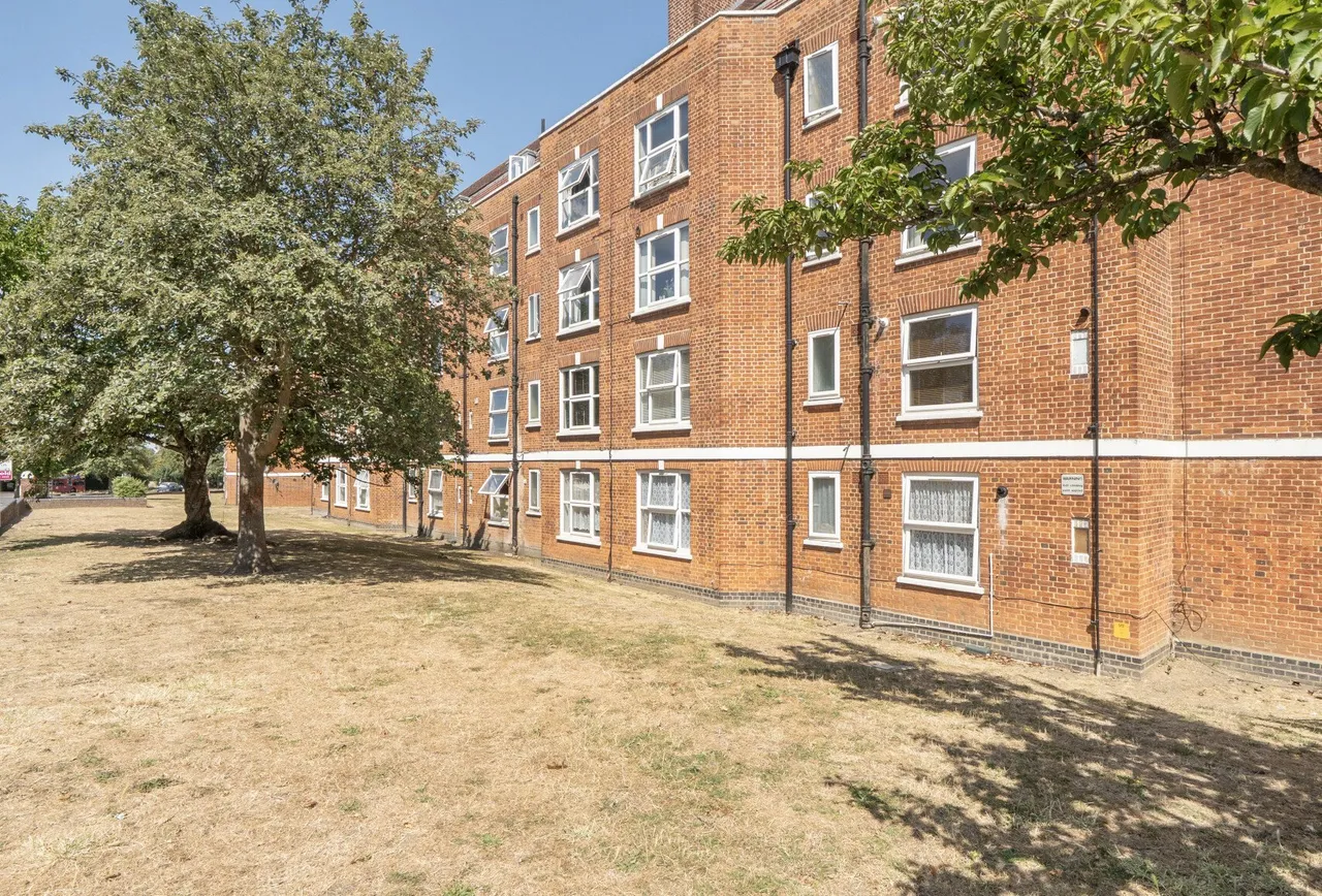 2 bed flat for sale — Hatfeild Mead, Morden, SM4 5PE