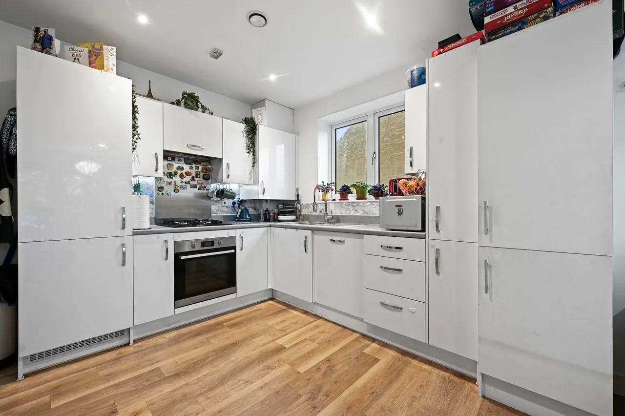 Ridding Lane, Greenford, UB6, photo 4
