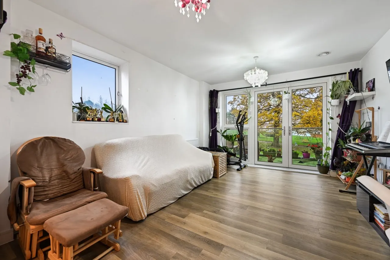 Ridding Lane, Greenford, UB6, photo 9