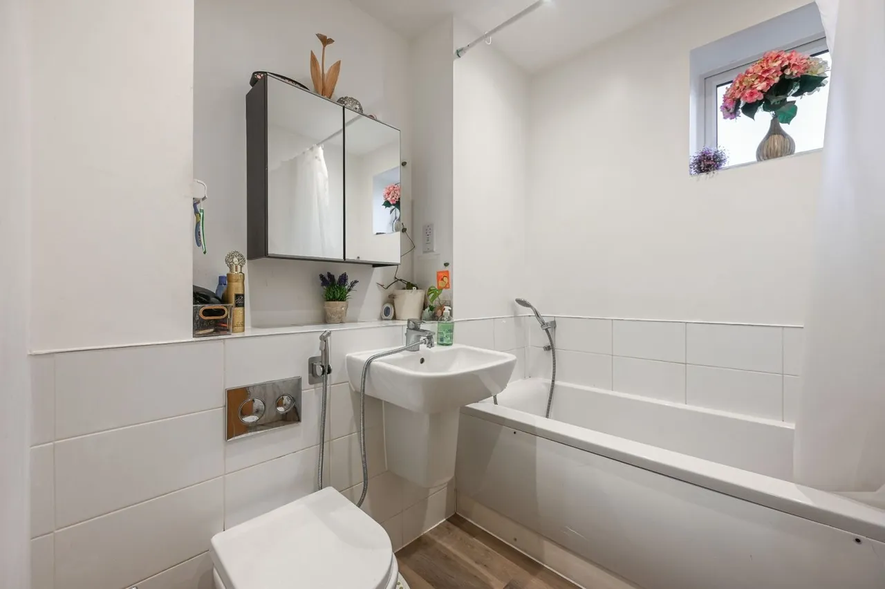 Ridding Lane, Greenford, UB6, photo 6