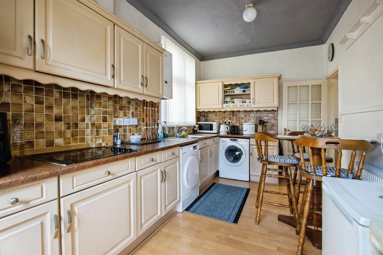 4 bed house for sale — Manston Gardens, Leeds