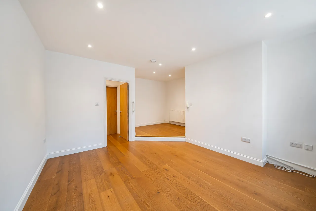 High Road, Ickenham, UB10, photo 3