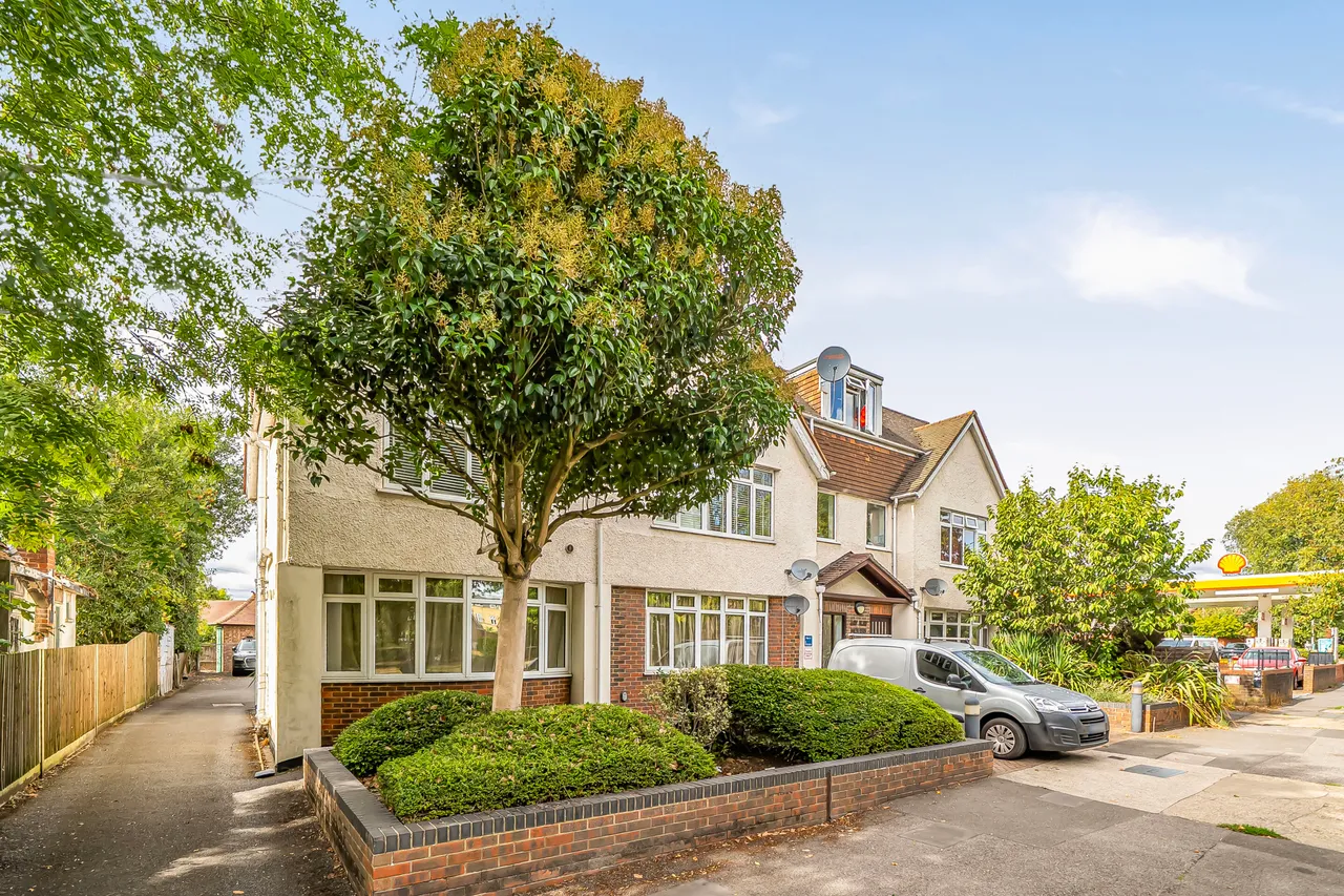 2 bed flat for sale, High Road, Ickenham, UB10
