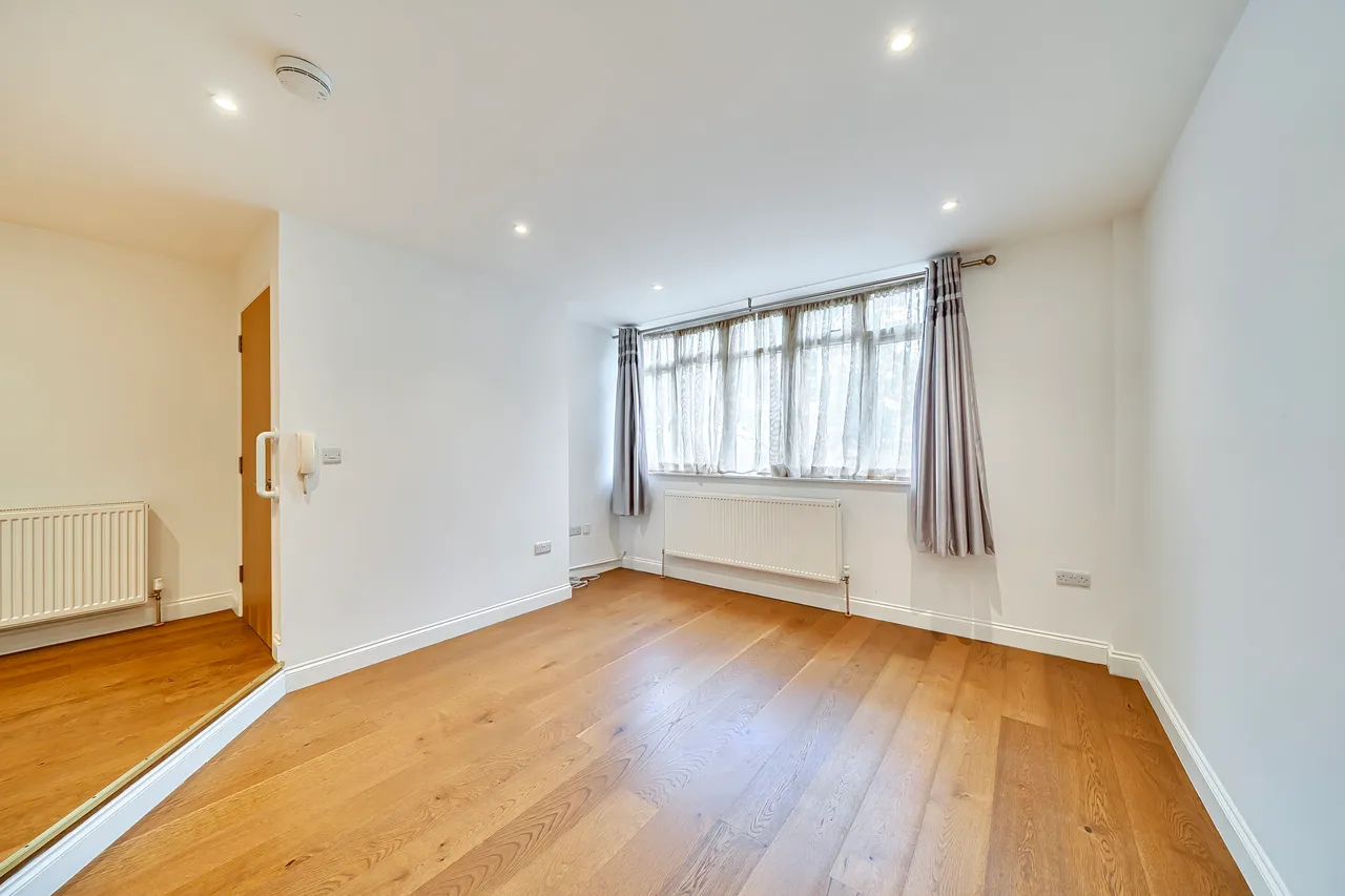 High Road, Ickenham, UB10, photo 2
