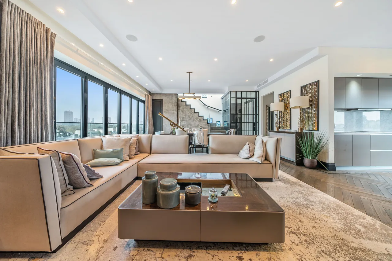 2 bed flat to rent — Flat 395, Central Tower, London
