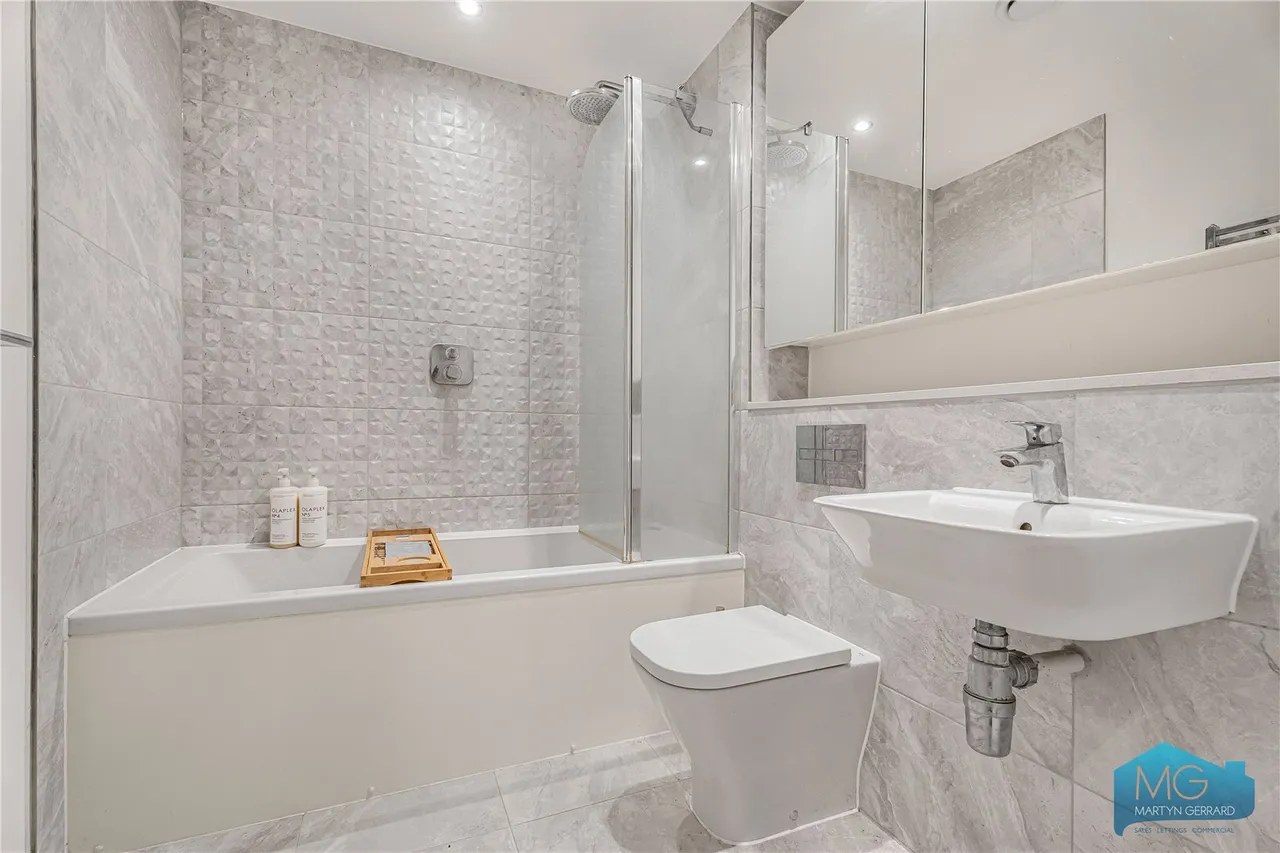 Green Lanes, London, N21, photo 12