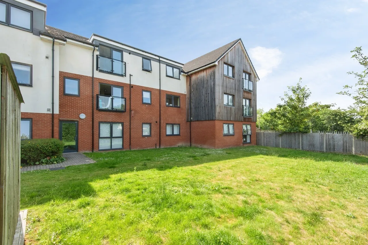 2 bed flat for sale — Cooks Way, Hitchin, Hertfordshire, SG4