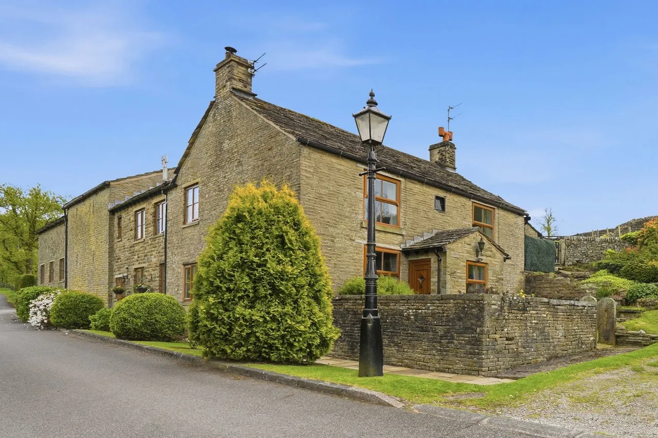 5 bed farm/barn for sale, Lamaload Road, Rainow