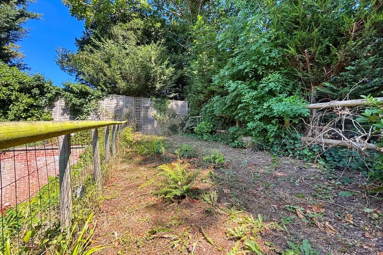 Beales Lane, Wrecclesham, Farnham, Surrey, GU10 4PY, photo 10