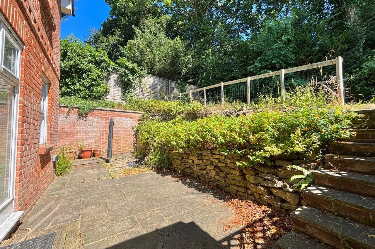 Beales Lane, Wrecclesham, Farnham, Surrey, GU10 4PY, photo 9