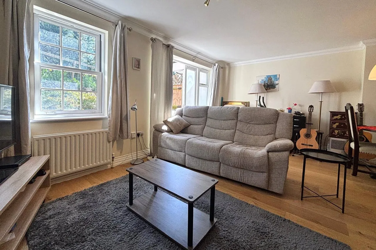 Beales Lane, Wrecclesham, Farnham, Surrey, GU10 4PY, photo 3