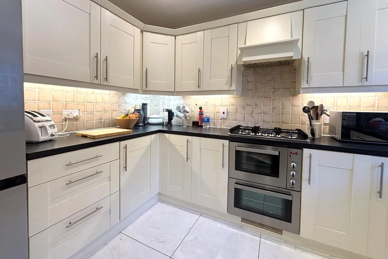 Beales Lane, Wrecclesham, Farnham, Surrey, GU10 4PY, photo 2