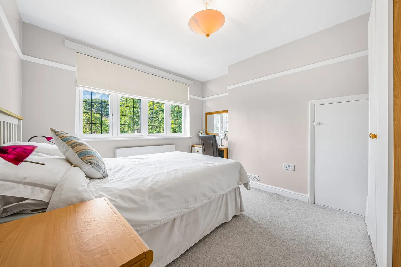 Ashley Park Crescent, Walton-On-Thames, KT12, photo 17