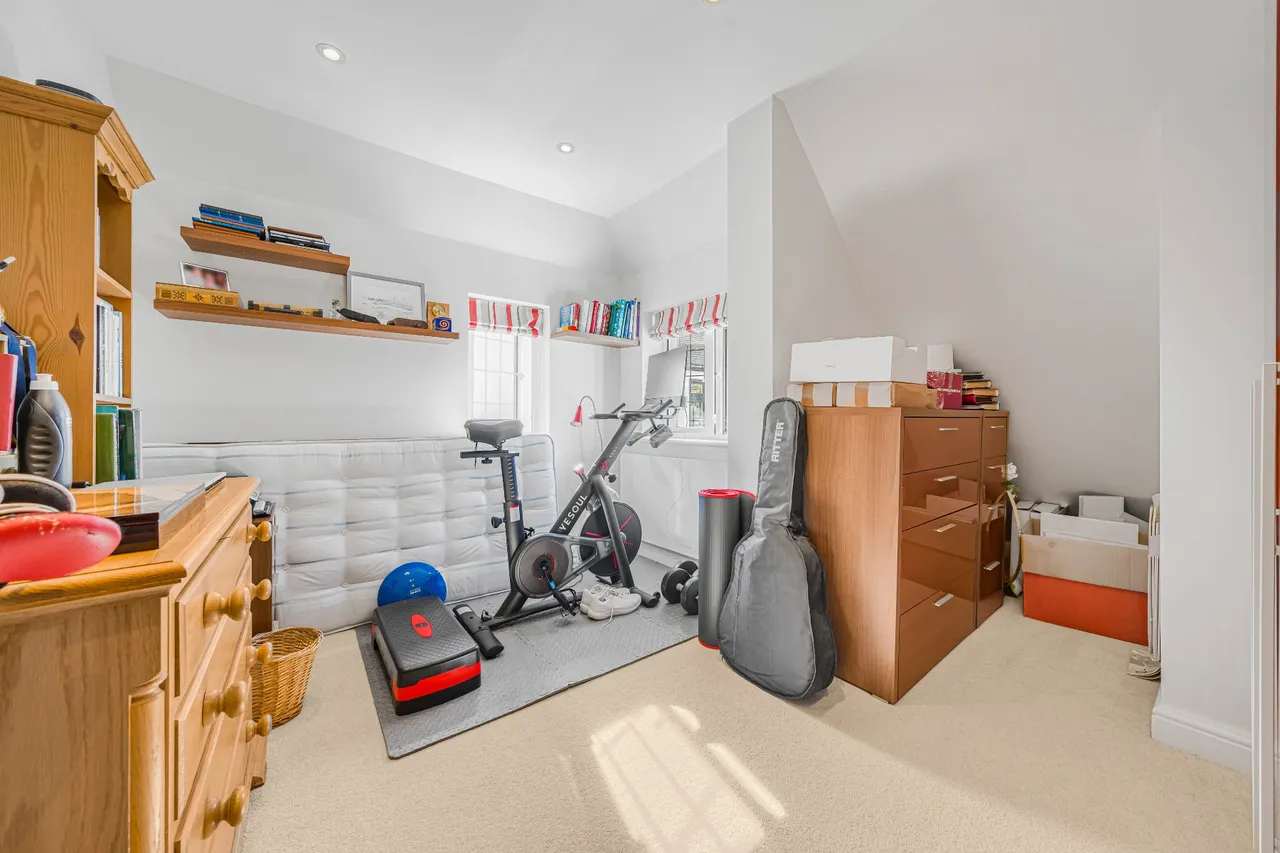 Ashley Park Crescent, Walton-On-Thames, KT12, photo 16