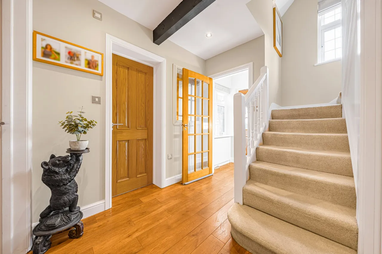 Ashley Park Crescent, Walton-On-Thames, KT12, photo 18